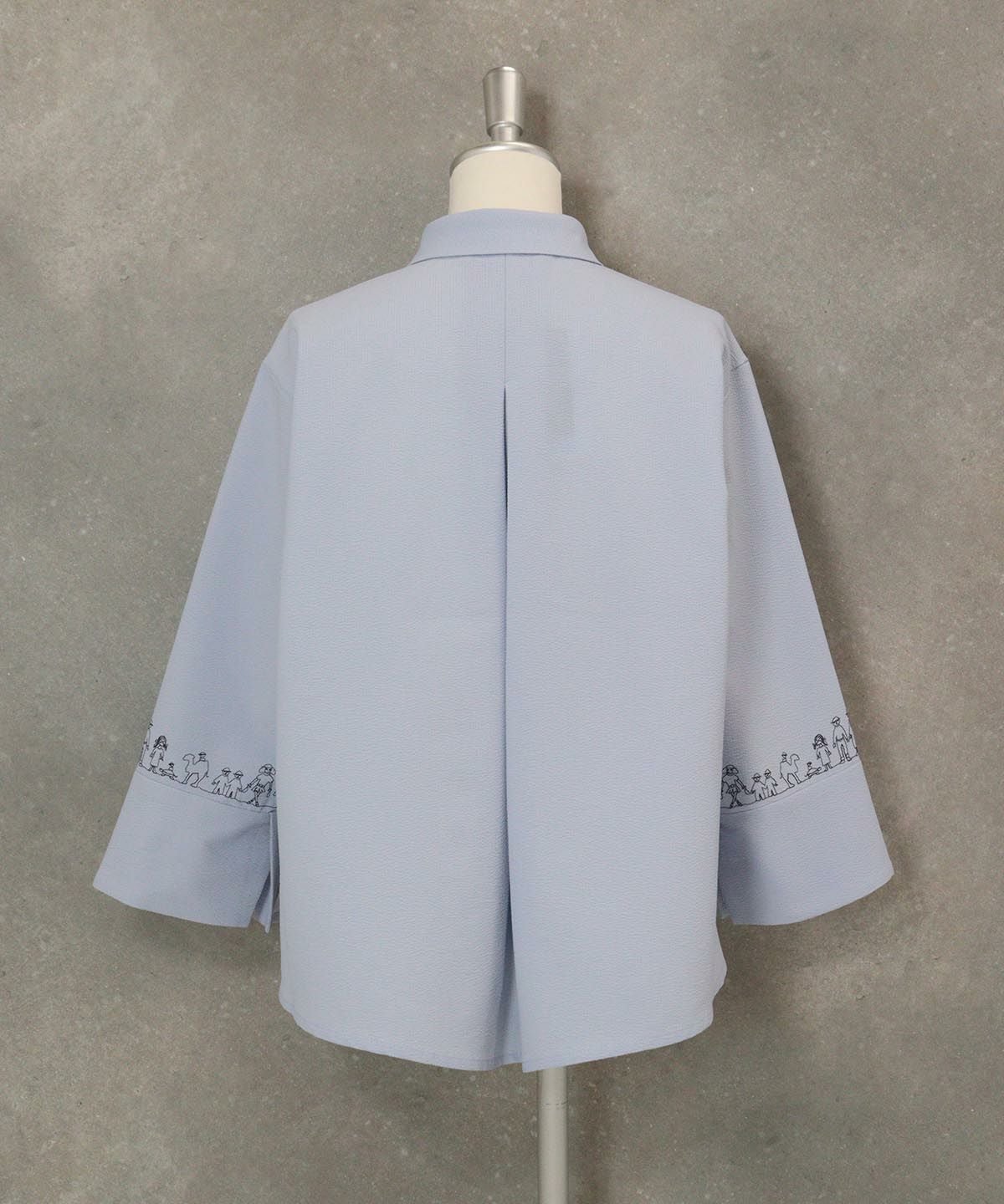 シアサッカー刺繍カフスブラウス後（ライトブルー）