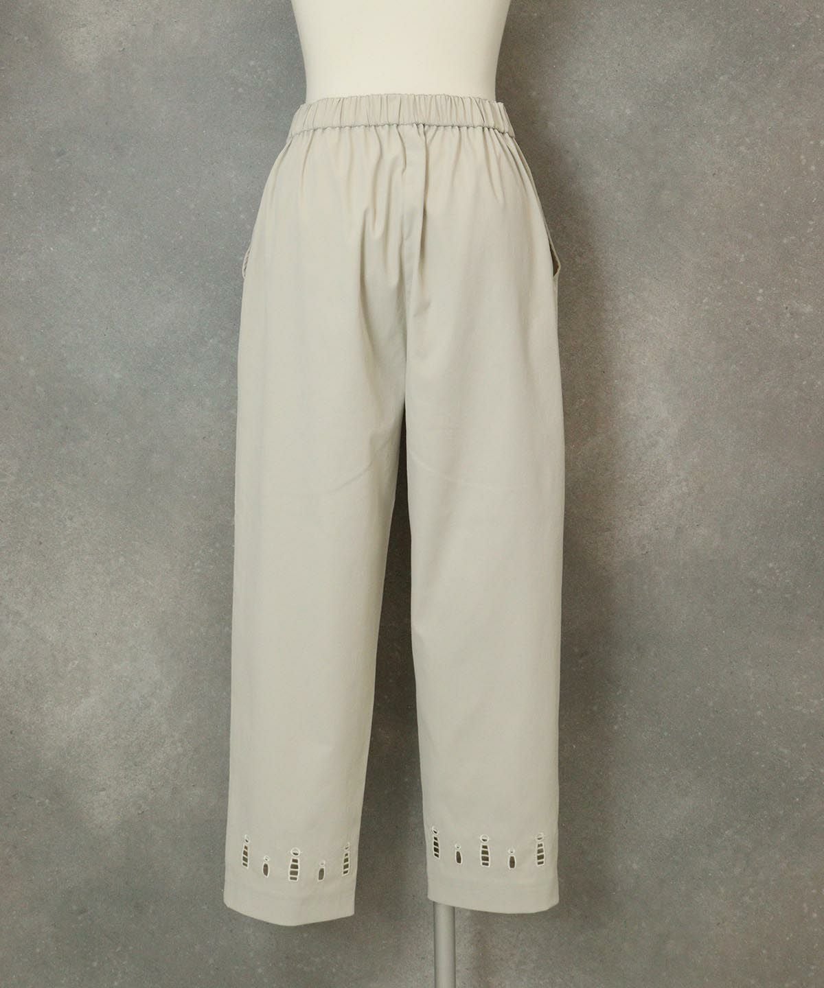 エンブロイダリーイージーパンツ後（ベージュ）