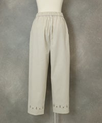 エンブロイダリーイージーパンツ後（ベージュ）