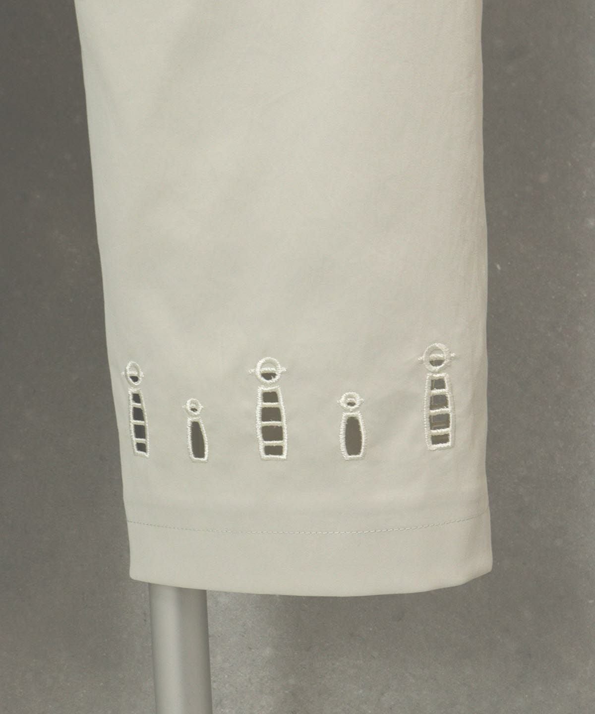 裾デザイン部分（ベージュ）