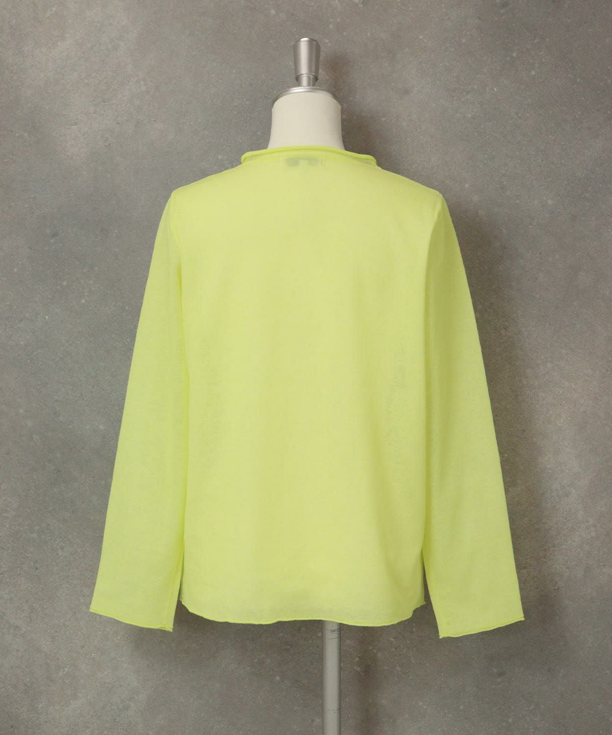 ロール衿シアーニット後（イエロー）