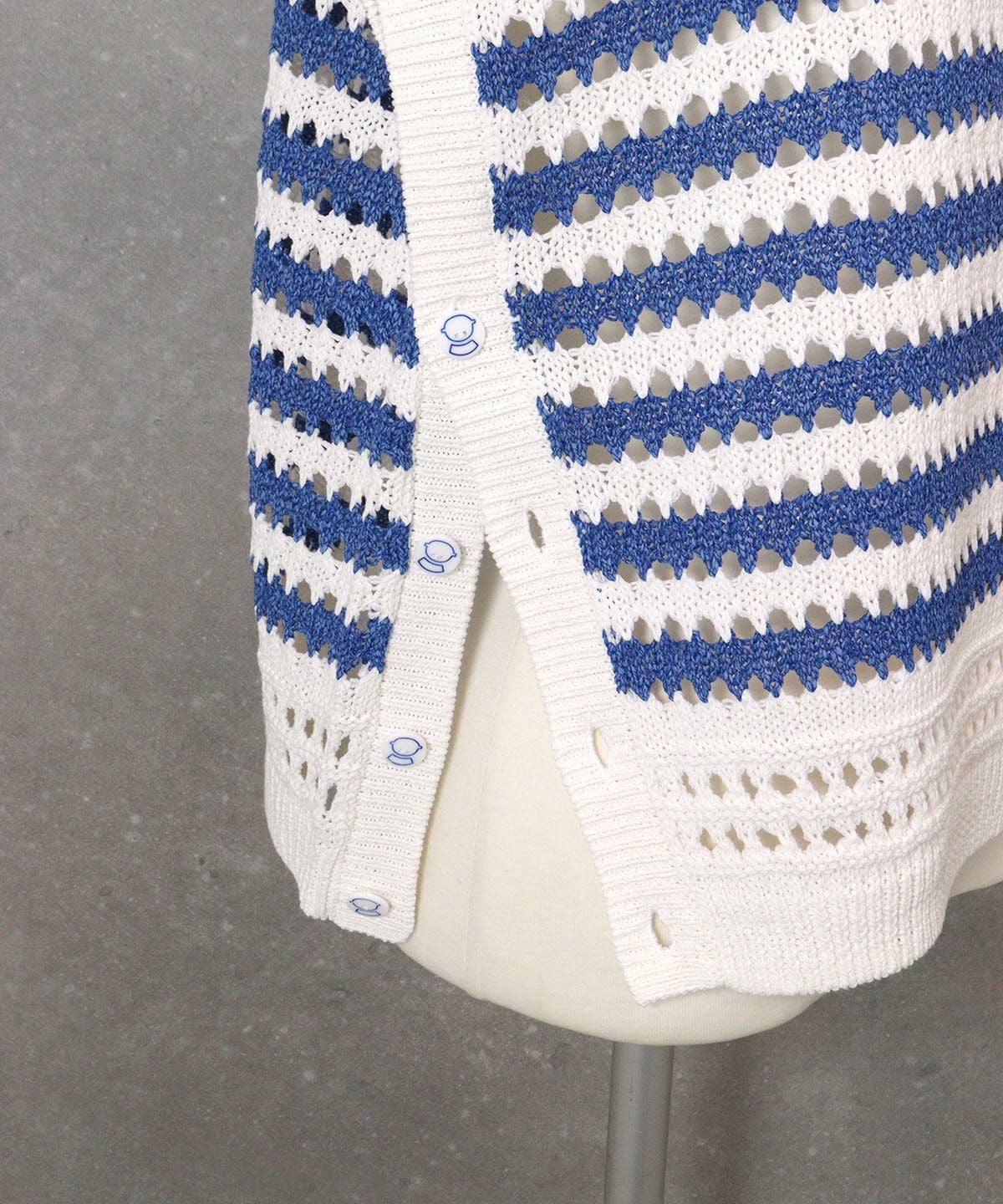 横スリット部分（ブルー）