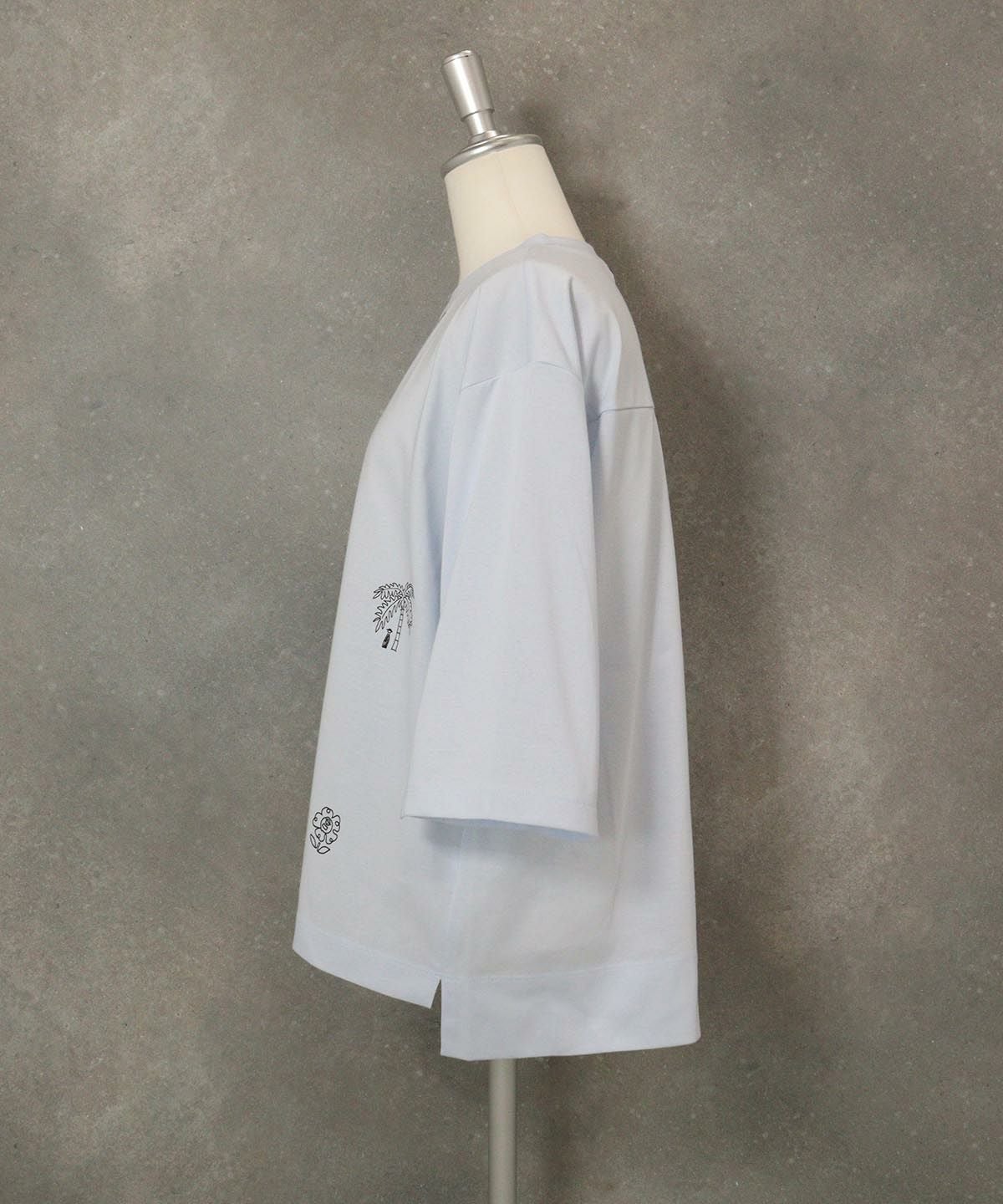 ハーフスリーブ刺繍プルオーバー 横（ライトブルー）