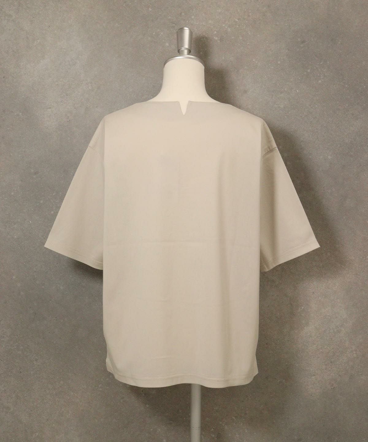 イラスト刺繍Tシャツ後(ベージュ)