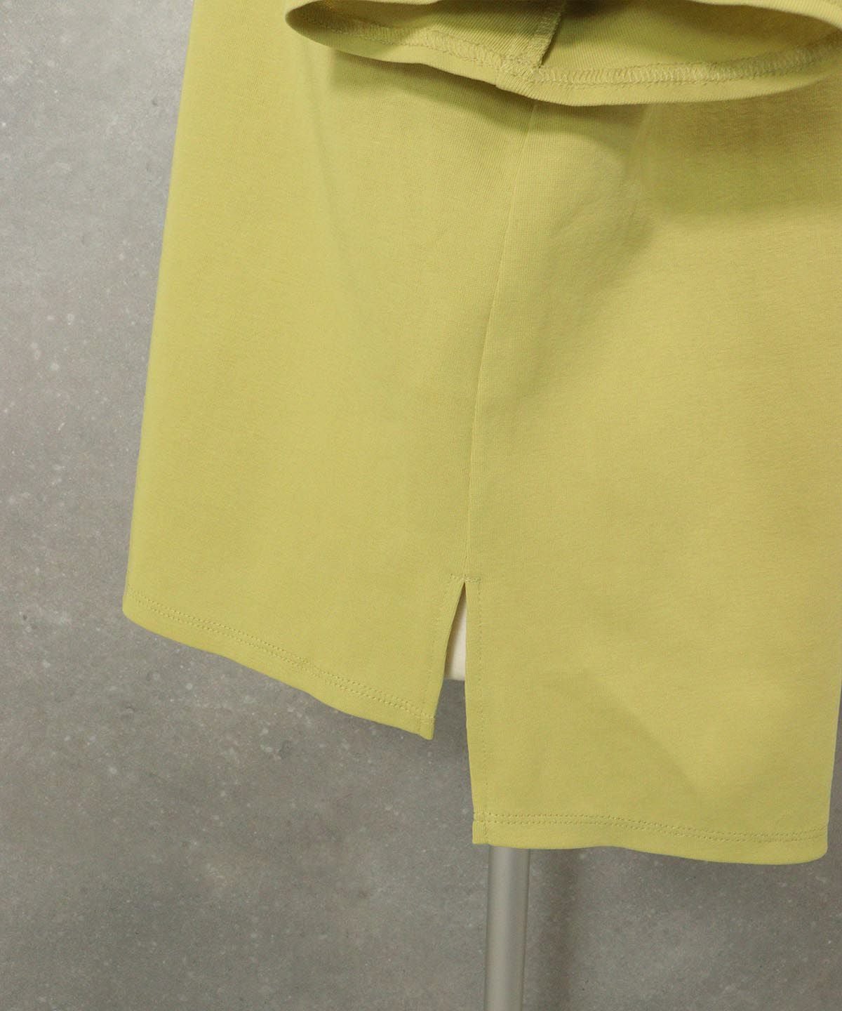 裾スリット部分（イエロー）