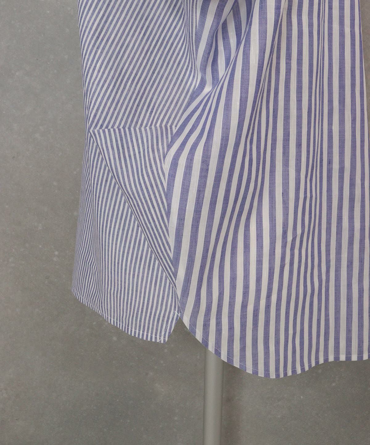 裾スリット部分（ネイビー）