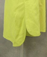 裾スリット部分（イエロー）