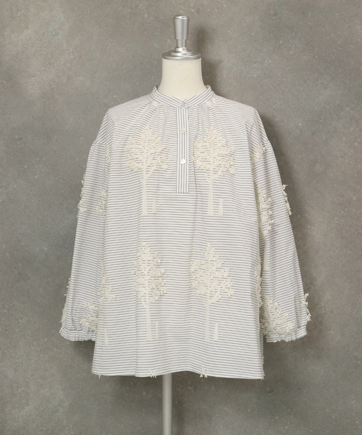 コットン100％ツリー刺繍ブラウス(ホワイト)