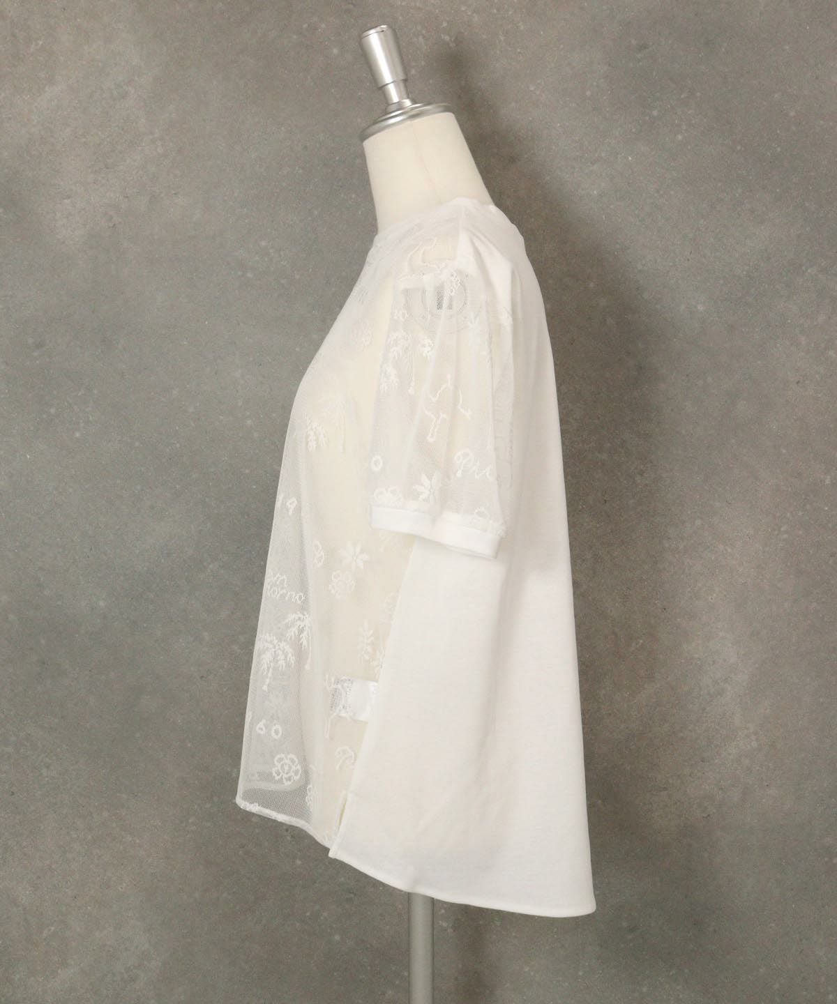 総柄チュールプルオーバー横(ホワイト）