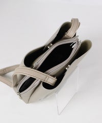 上部分（ベージュ）