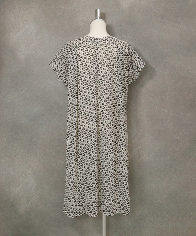 ピコチェリー柄ワンピース(ホワイト×ブラック)後ろ