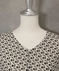 首元(ホワイト×ブラック)