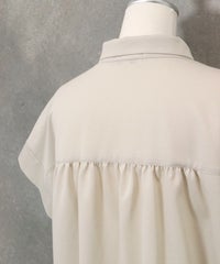 背中側ギャザー部分(ベージュ)