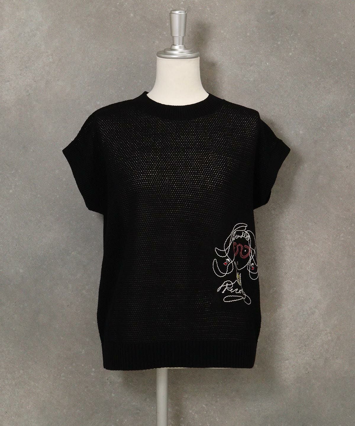 透かし編み刺繍ニットベスト(ブラック)