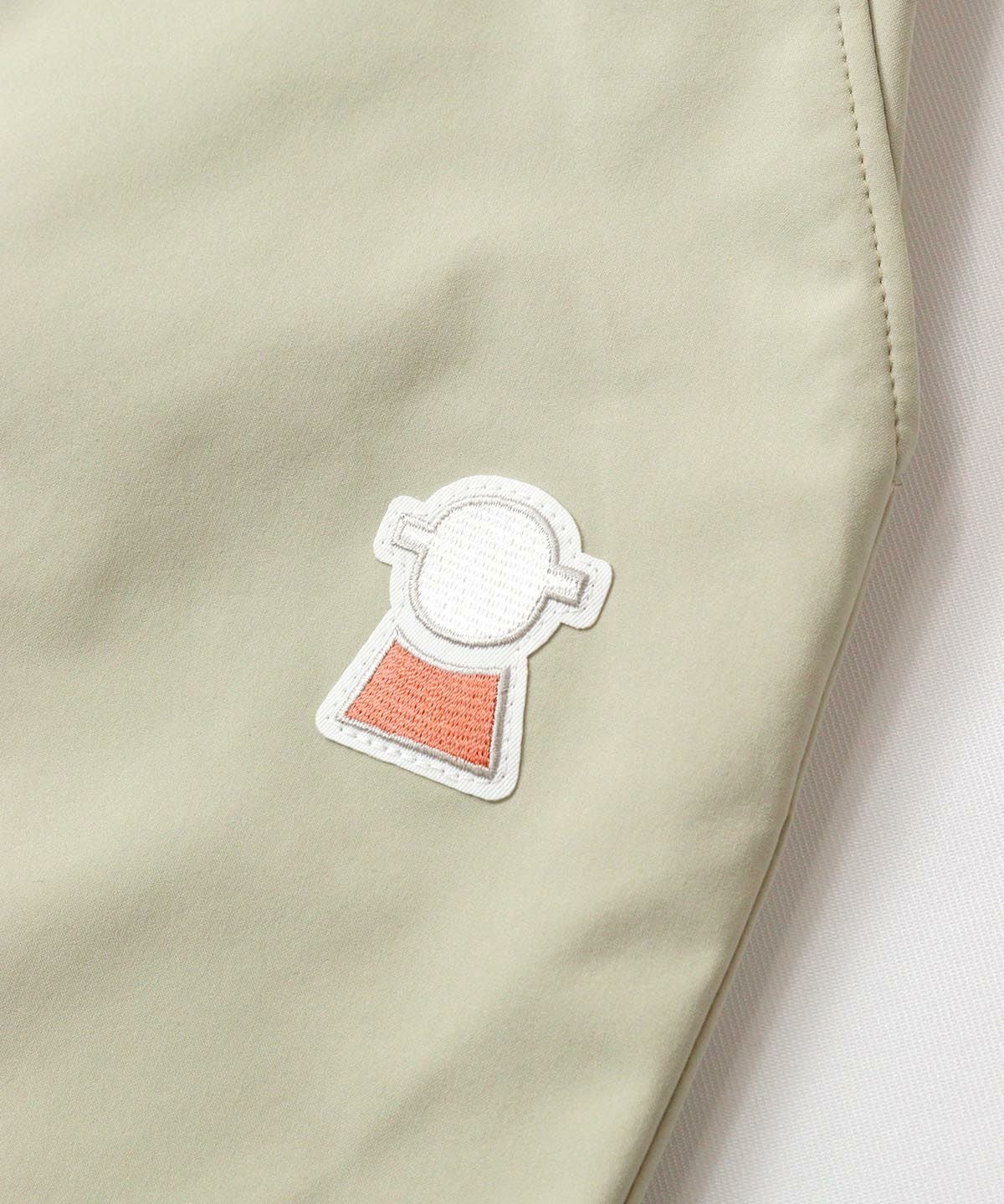 ロゴワッペン部分（ベージュ）