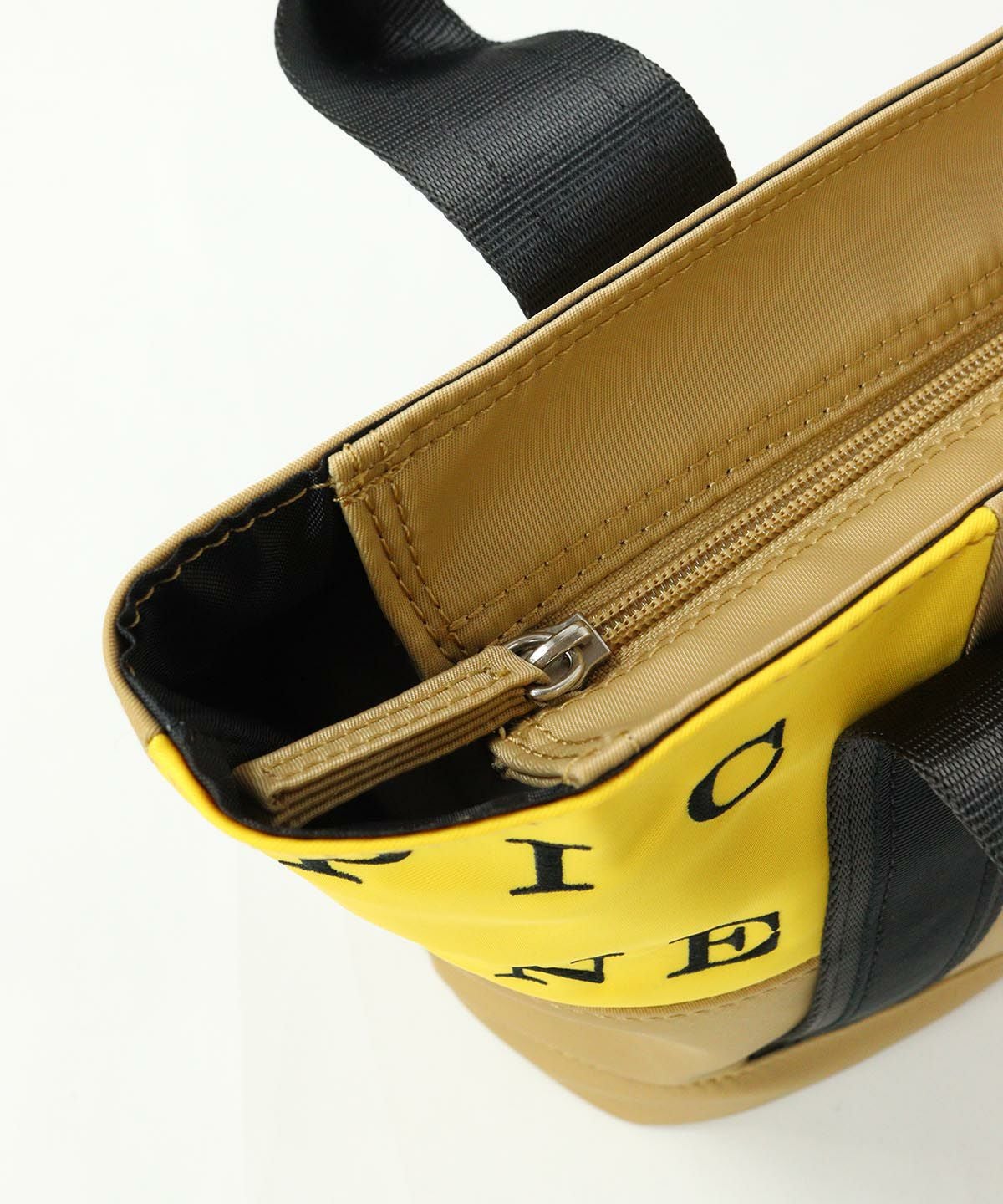 ジップ開閉部（ベージュ）