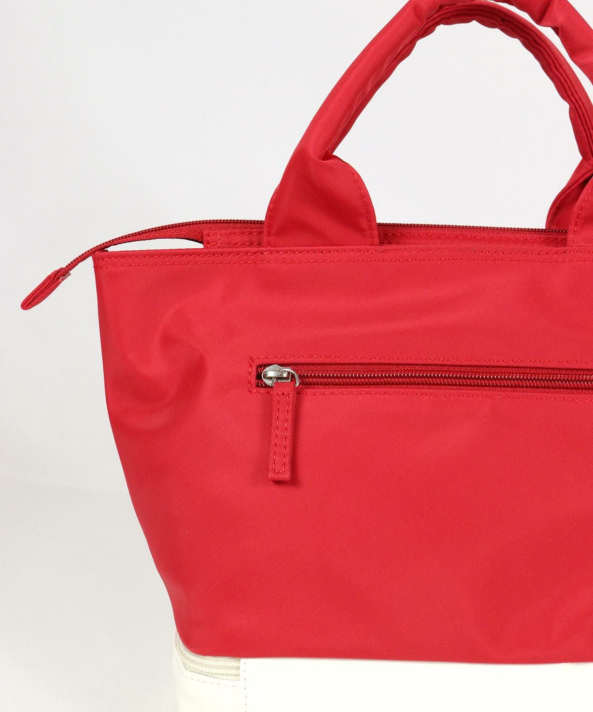 後ファスナー部分（レッド）