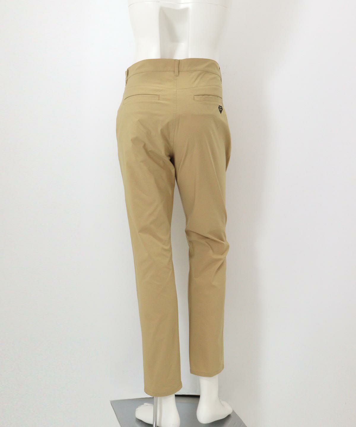 【メンズ】バック刺繍ロゴ撥水パンツ後（ベージュ）