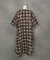 【UCHINOコラボ】サークル柄コットンワンピース(ベージュ×ブラウン)後ろ