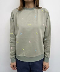 ミニプリント裏毛スウェット(カーキ)着用イメージ