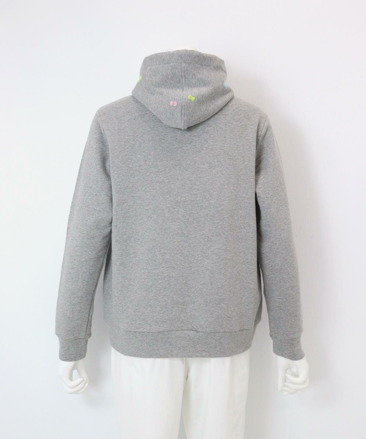 刺繍入り裏毛ジップパーカー 後ろ（グレー）