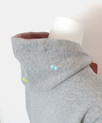 フード部分（グレー）