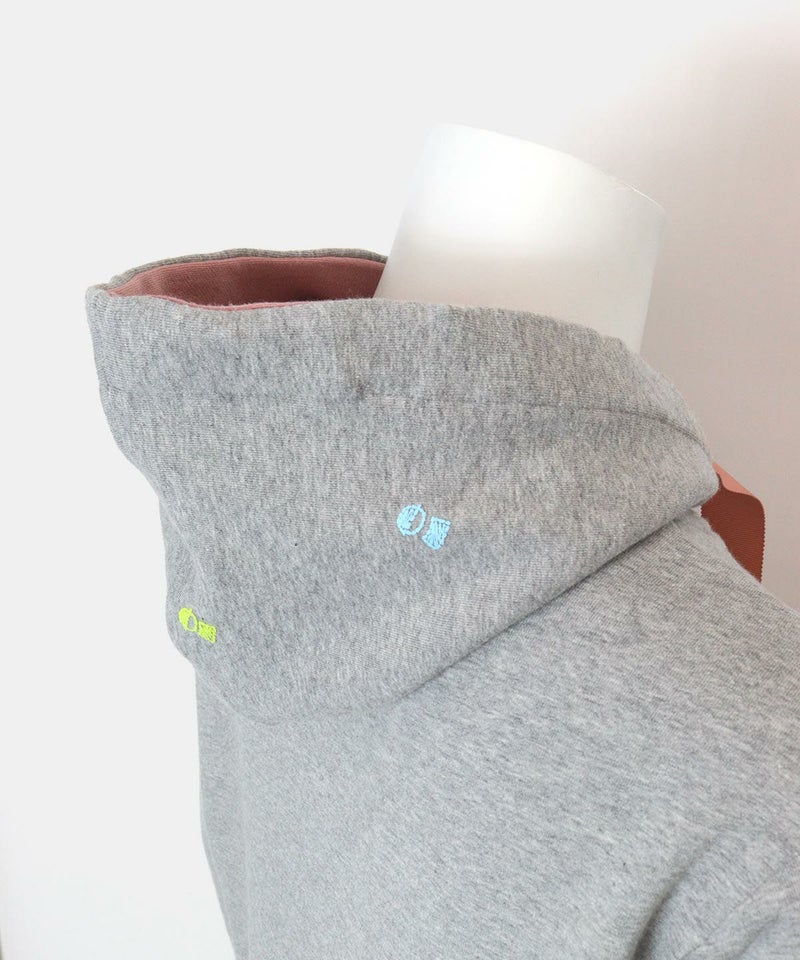 フード部分（グレー）