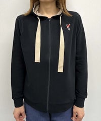 刺繍入り裏毛ジップパーカー(ブラック)着用イメージ