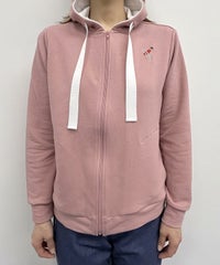 刺繍入り裏毛ジップパーカー(ピンク)着用イメージ