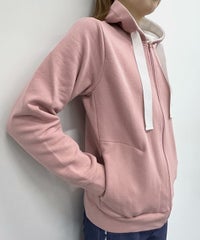 刺繍入り裏毛ジップパーカー(ピンク)着用イメージ