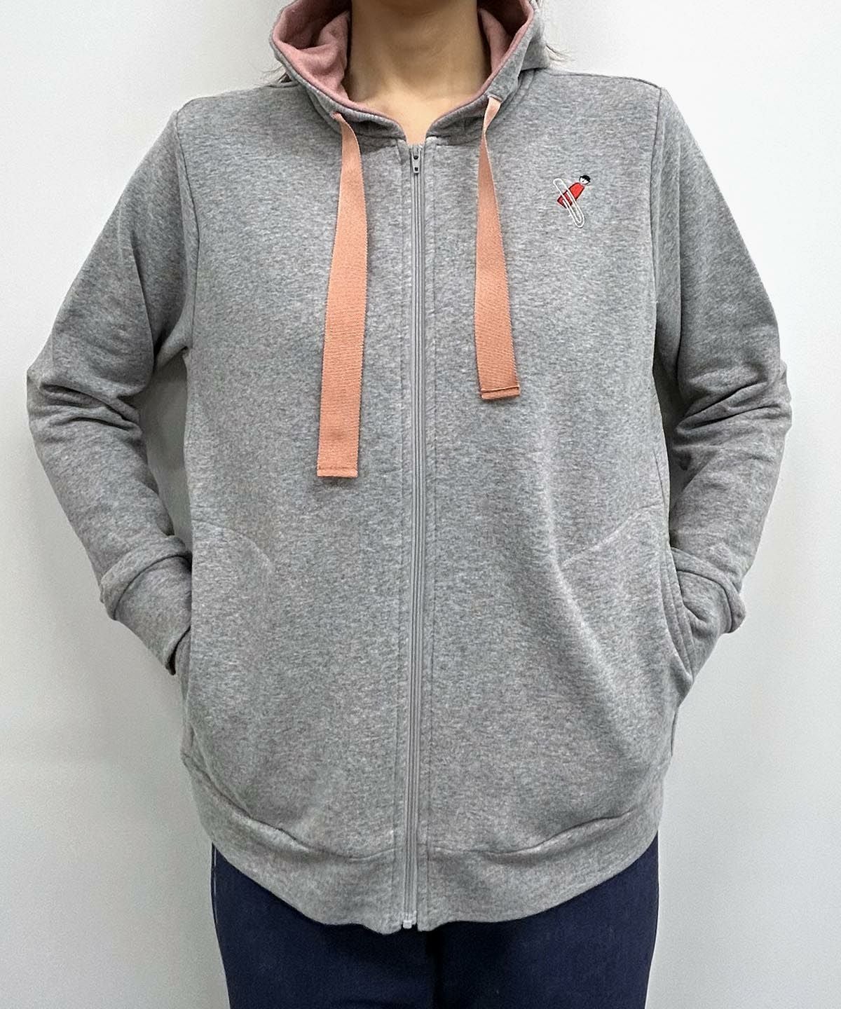 刺繍入り裏毛ジップパーカー(グレー)着用イメージ