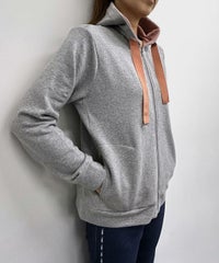 刺繍入り裏毛ジップパーカー(グレー)着用イメージ