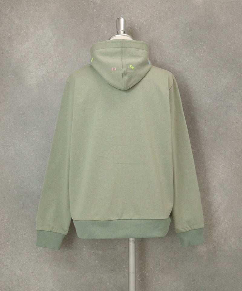 刺繍入り裏毛ジップパーカー 後ろ（カーキ）