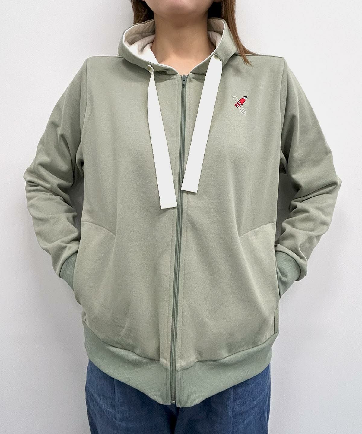 刺繍入り裏毛ジップパーカー（カーキ）着用イメージ