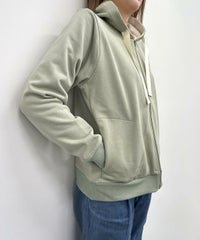 刺繍入り裏毛ジップパーカー（カーキ）着用イメージ