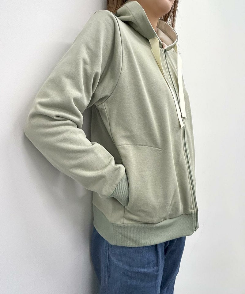 刺繍入り裏毛ジップパーカー（カーキ）着用イメージ