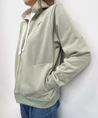 刺繍入り裏毛ジップパーカー（カーキ）着用イメージ