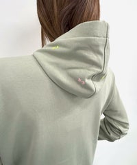 刺繍入り裏毛ジップパーカー（カーキ）着用イメージ