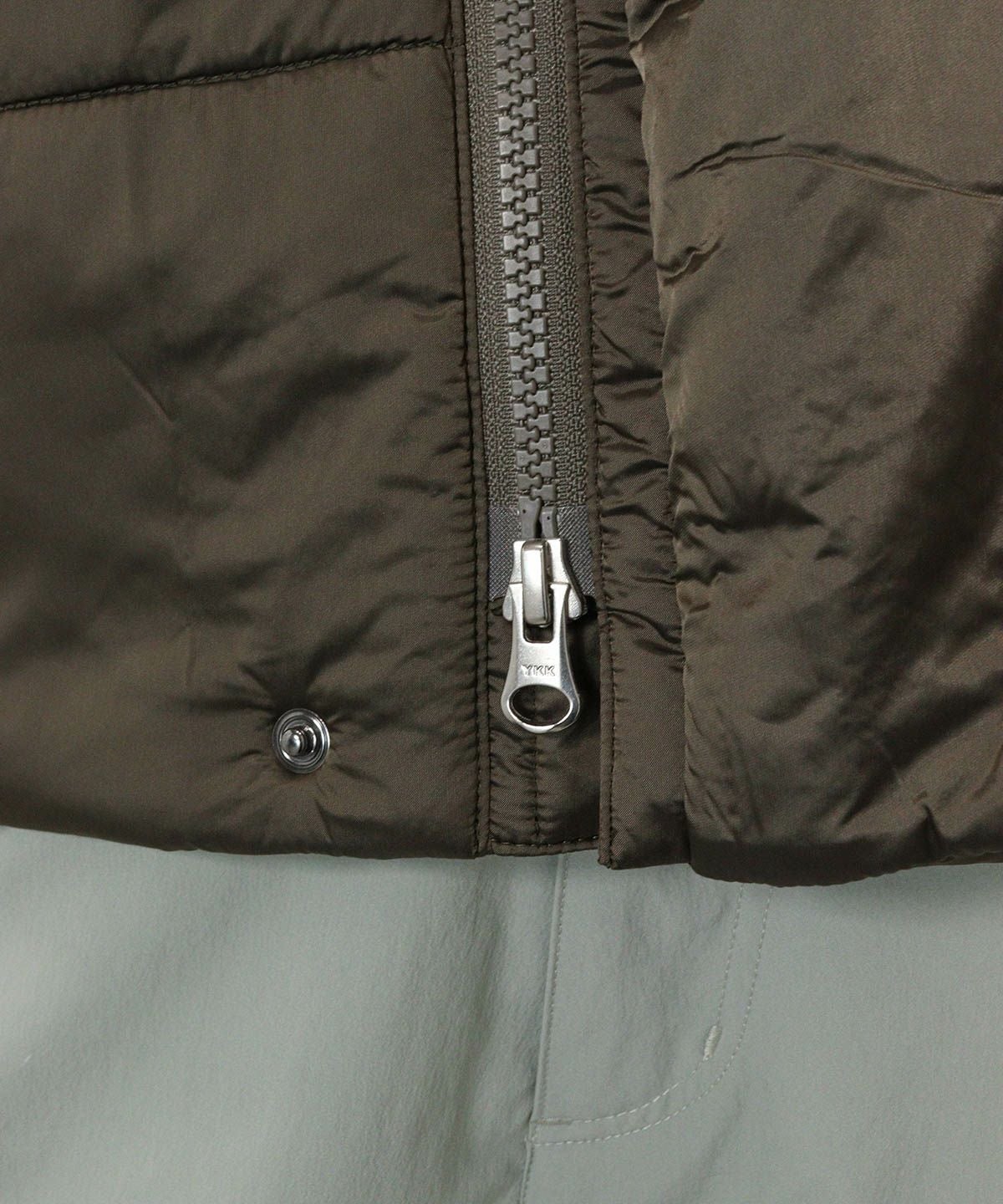 ファスナー部分(カーキ)