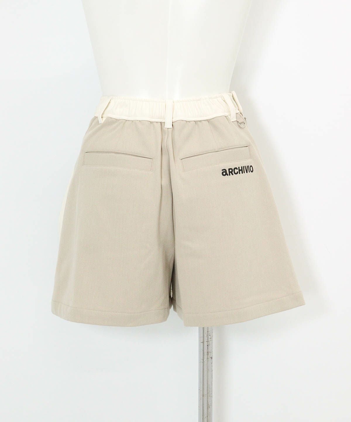 保温発熱スカート風ショートパンツ(ホワイト)後ろ