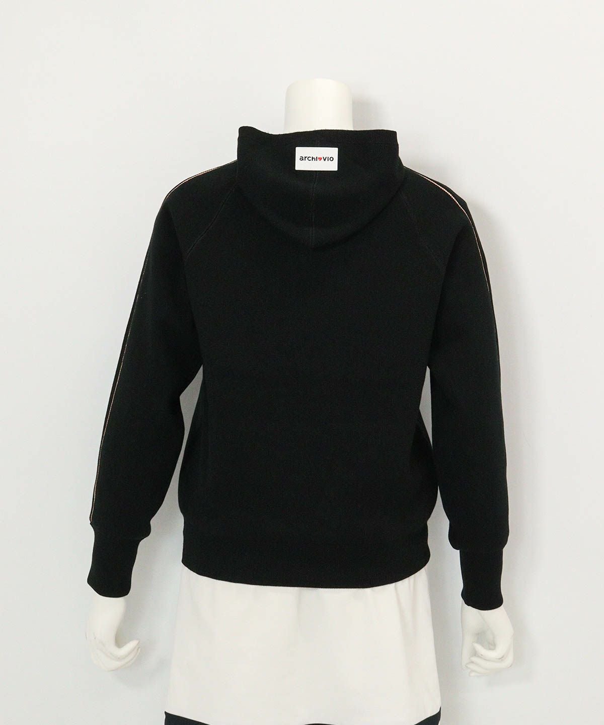 スパンコール刺繍保温ニット(ブラック)後ろ