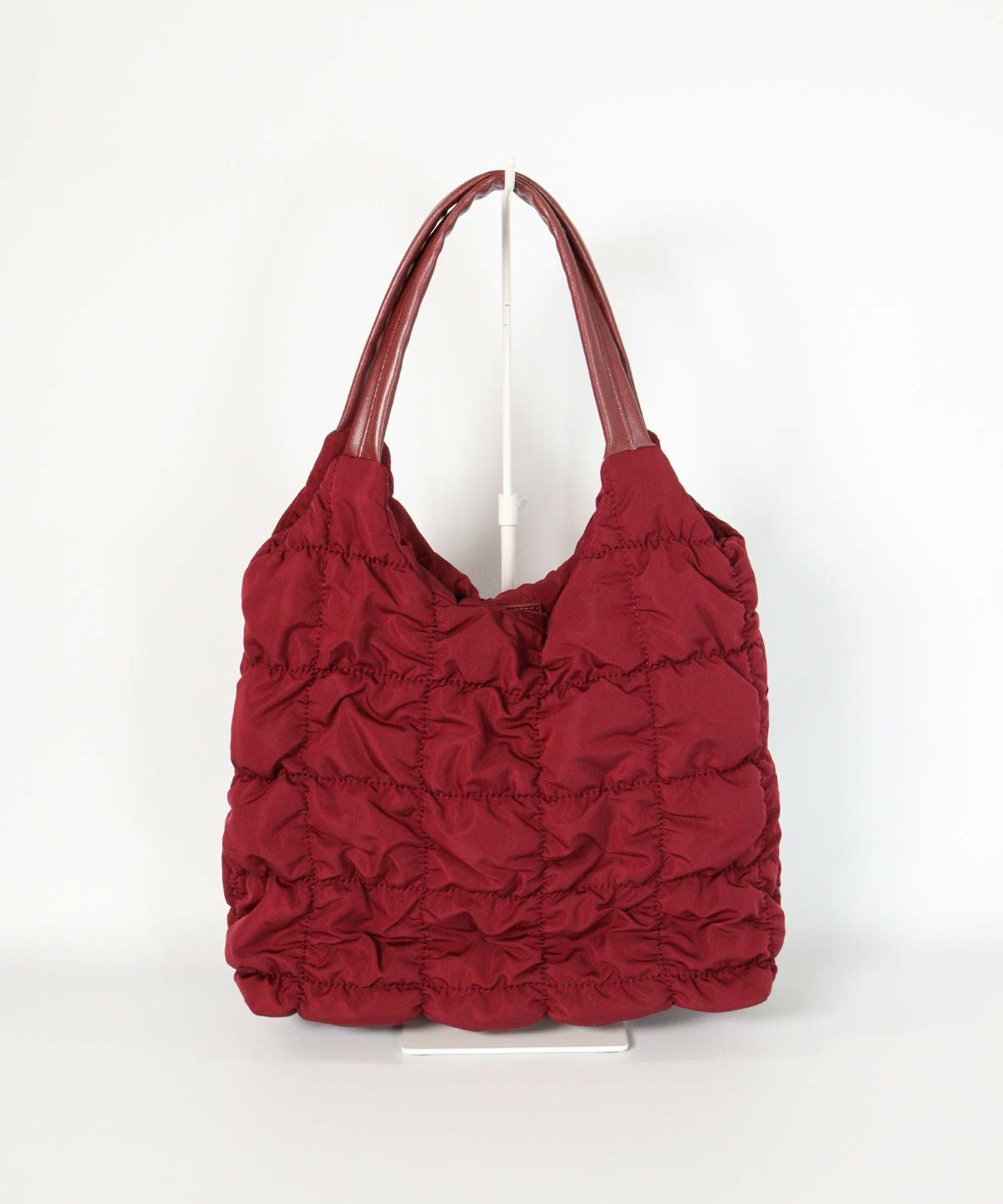 ギャザーキルティングハンドバッグ後（レッド）
