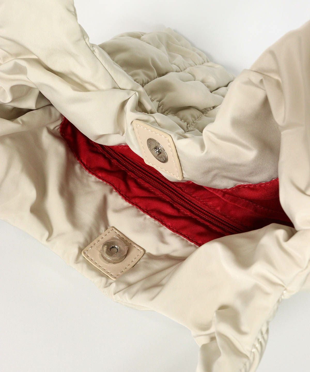 ボタン部分（ベージュ）