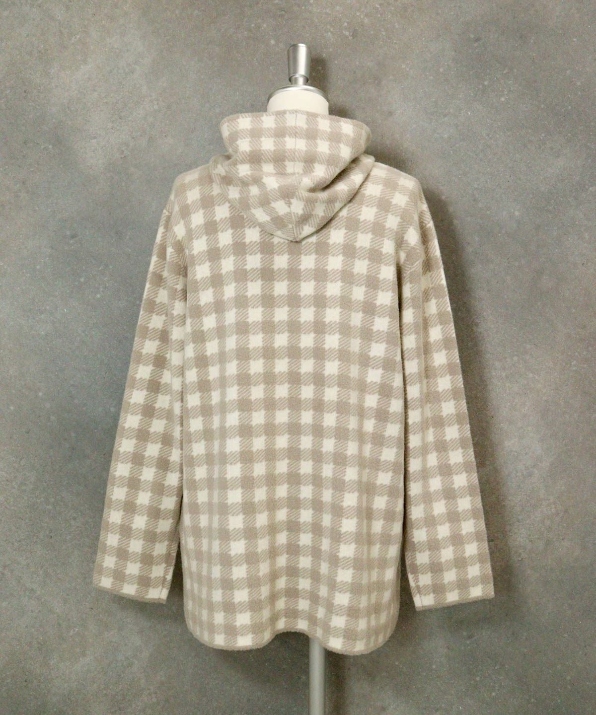 千鳥柄フード付ニットコート後（ライトグレー）