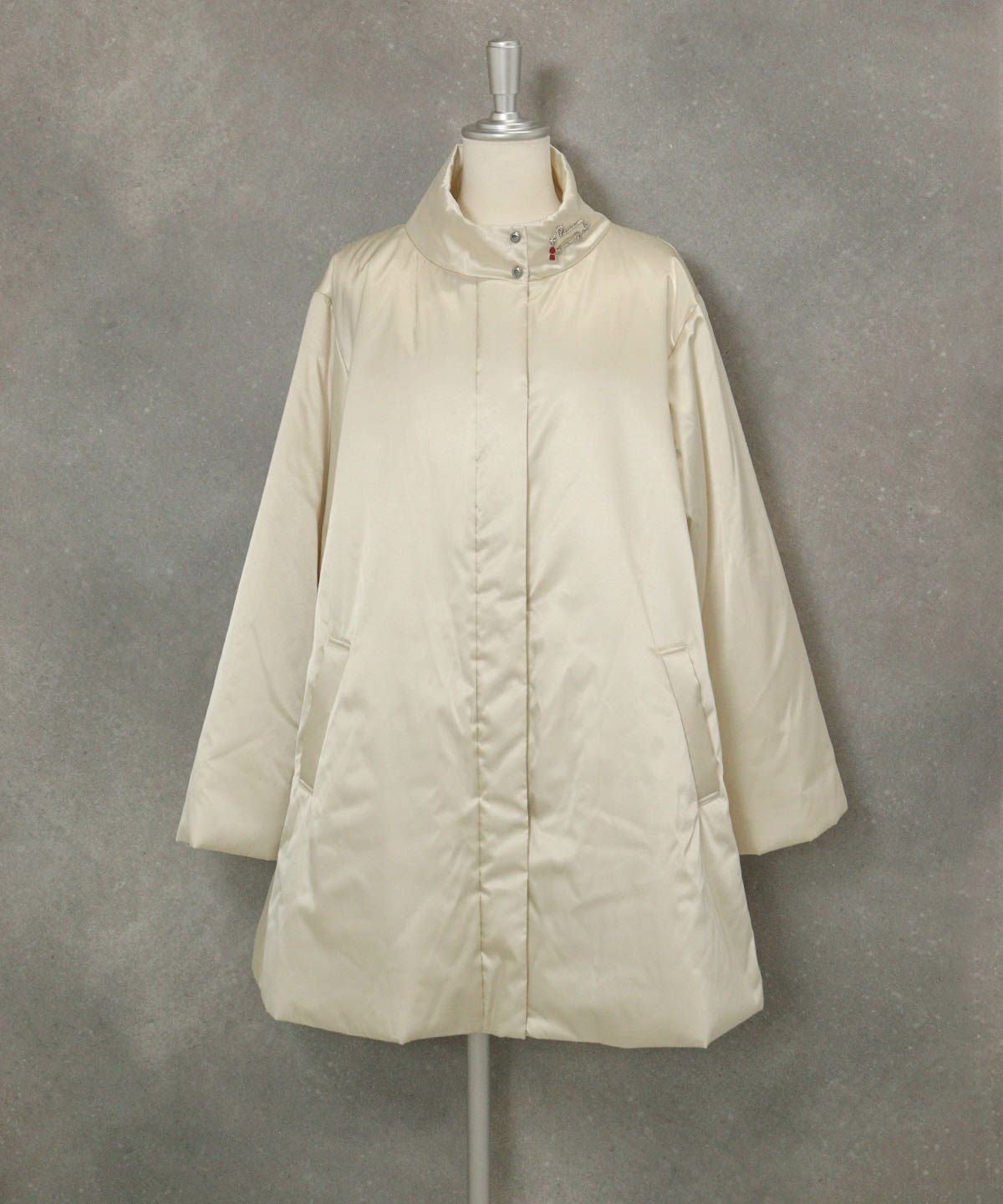 DOGモチーフ撥水中綿コート（ベージュ）