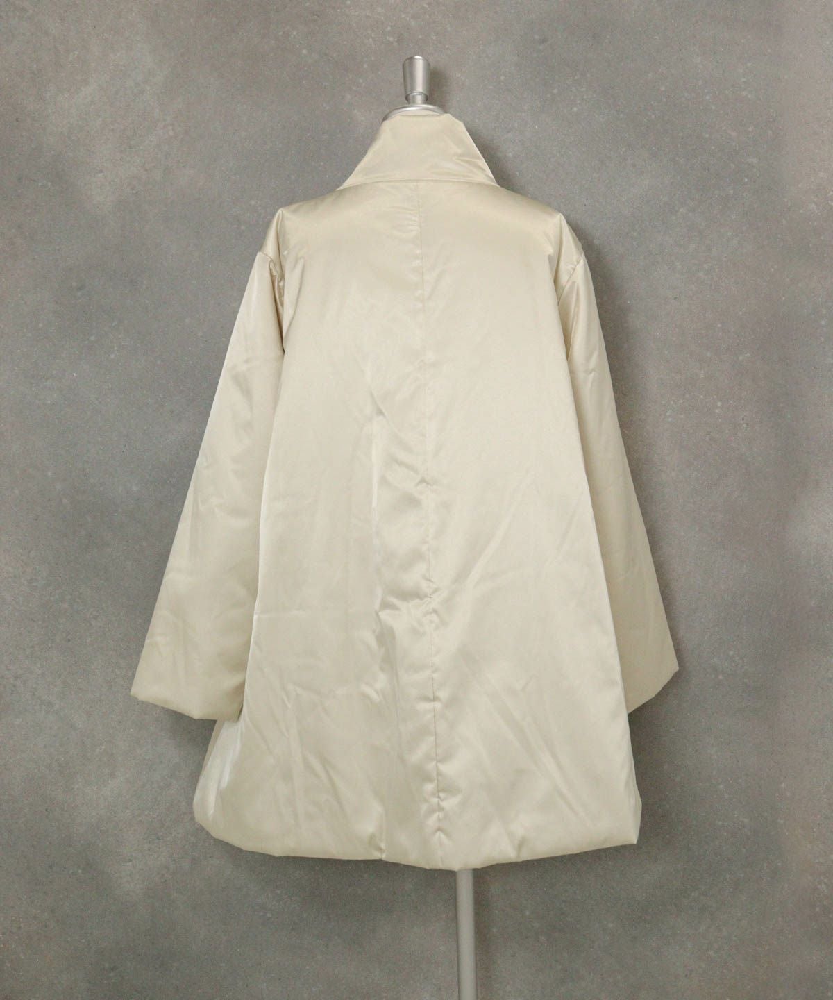 DOGモチーフ撥水中綿コート後（ベージュ）