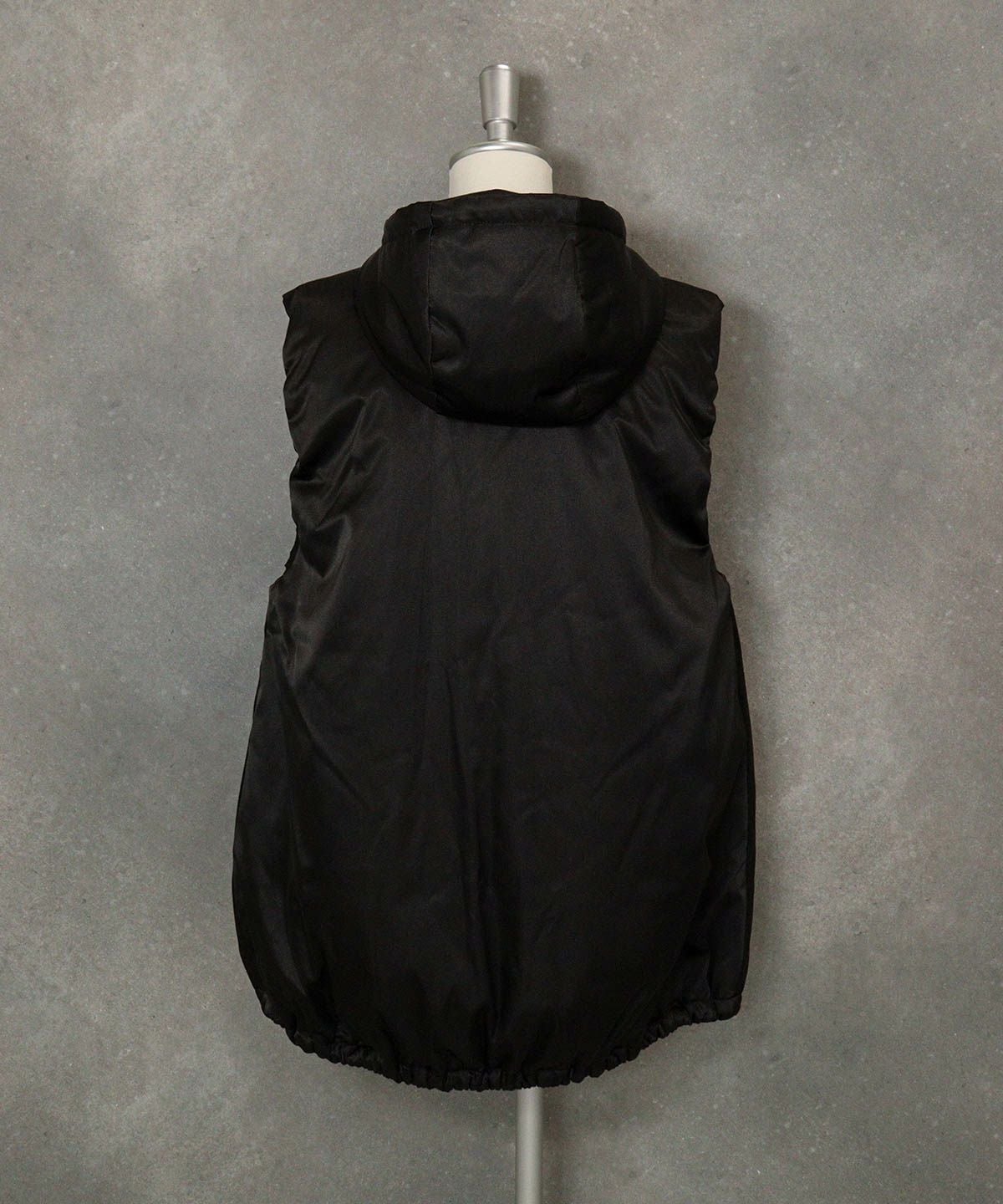 フード付き撥水中綿ベスト後（ブラック）