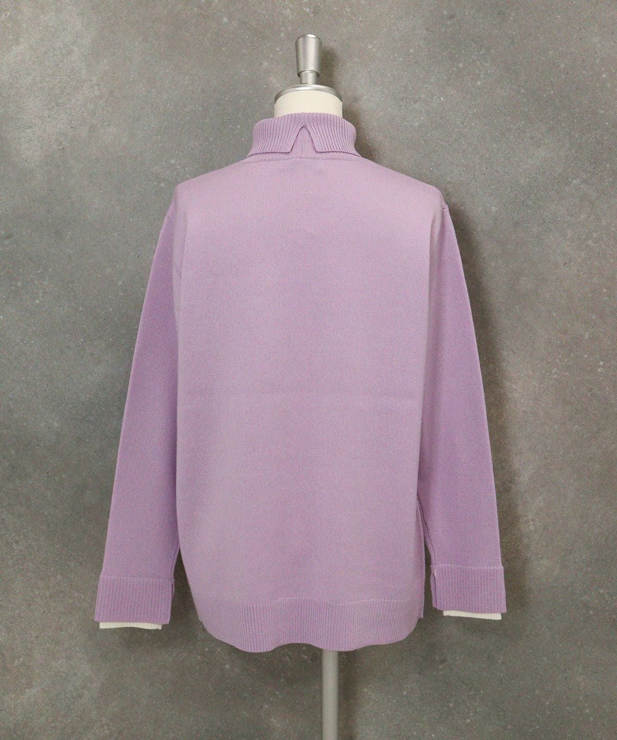 ウール混刺繍タートルニット後（ライトパープル）