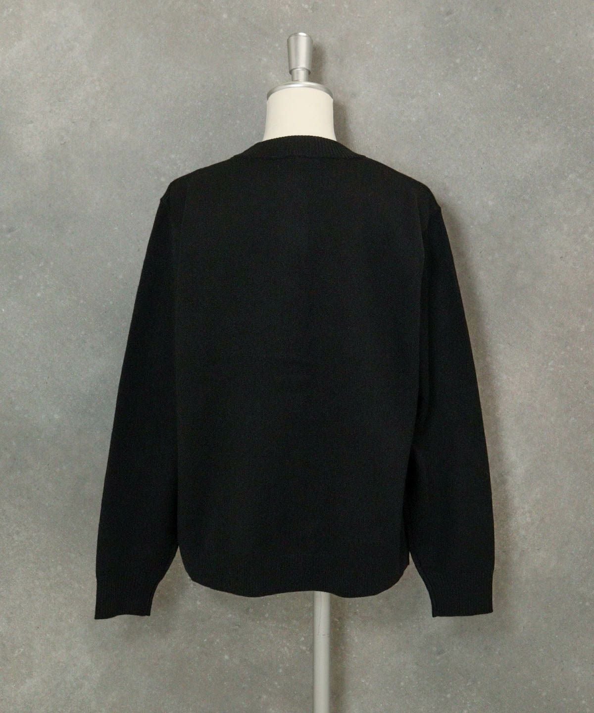 ウール混ボタン風刺繍カーディガン後（ブラック）