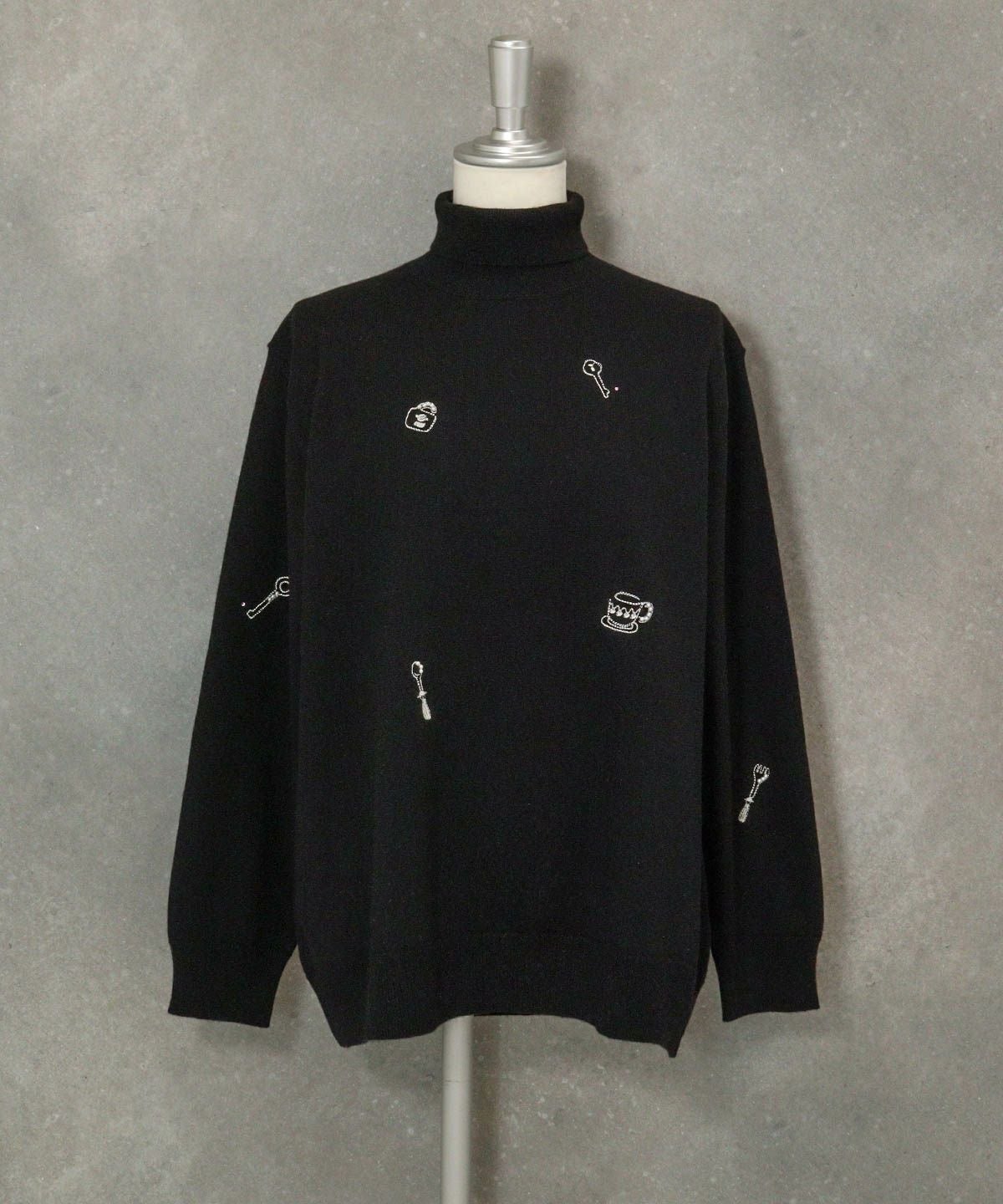 ウール混モチーフ刺繍ニット